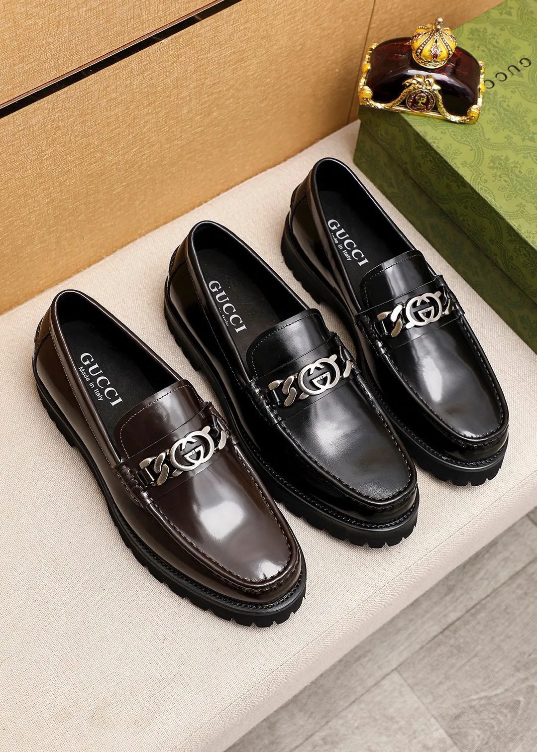 Men's shoes 💰460 💐 Product trademark: GUCCI "Gucci" casual leather shoes Regular size: 39-44 (38.45🉑️customized) Product materials: Selected imported first-layer open-edge beaded cowhide upper + luxury hardware buckle, imported water-dyed cowhide leather lining. Strong three-dimensional visual effect, foam outsole Color: 2⃣️colors available